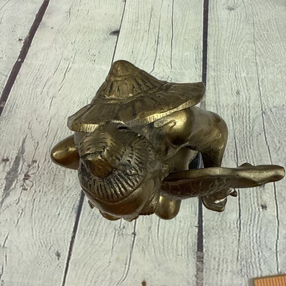 Vintage Brass Statue Chinese Man with Koi Fish 9" tall - 3 Lbs 13 oz - Picture 8 of 8